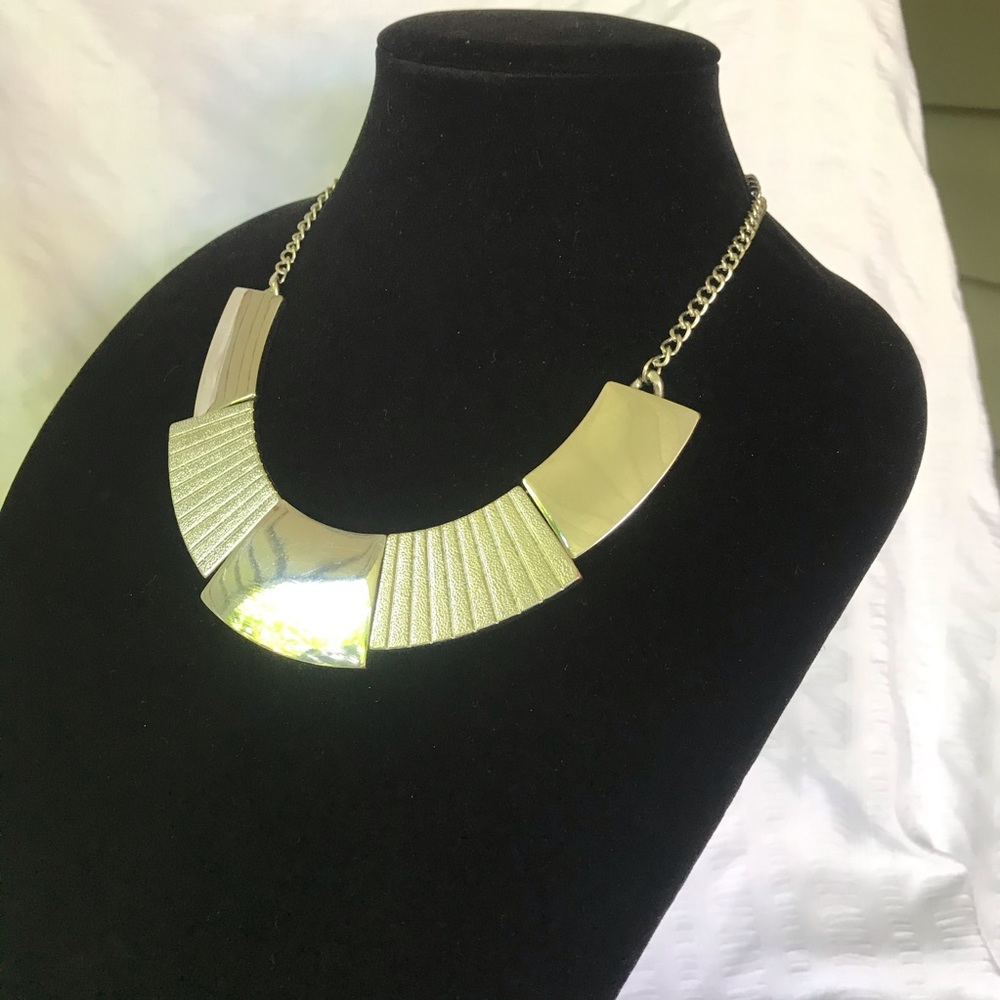 Silver Bib/Choker Statement Necklace women’s. Smart casual jewellery - Picture 2 of 7